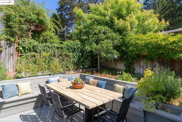2773 Argyle Street, Oakland CA: https://media.crmls.org/mediaz/56bb20ef-d352-442b-8ac1-b02b7cb855f4.jpg
