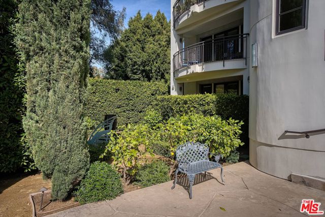 Drew Fenton | 441 S Barrington Avenue Los Angeles CA | MLS: 7091568