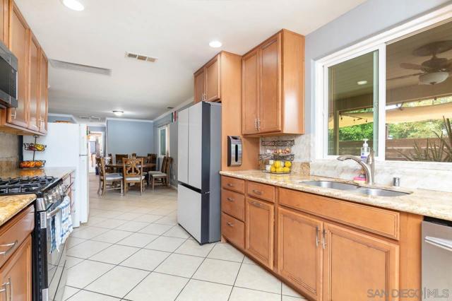 1339 Windsong Ln, Escondido CA: https://media.crmls.org/mediaz/56bc4574-7dd3-4dff-99cd-90c650497e9b.jpg