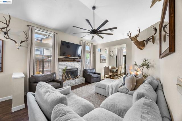 502 Chablis Way, Manteca CA: https://media.crmls.org/mediaz/56bc7ea5-7bcd-45d5-bbf6-9dc482806f35.jpg