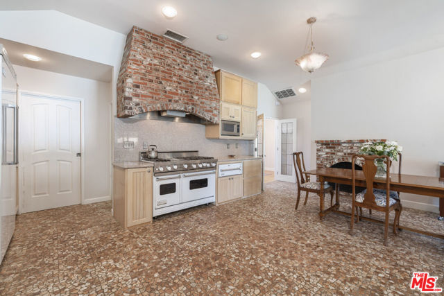 4981 Noeline Avenue, Encino CA: https://media.crmls.org/mediaz/56bcb437-df20-40a3-b9e0-a01c1d35429e.jpg