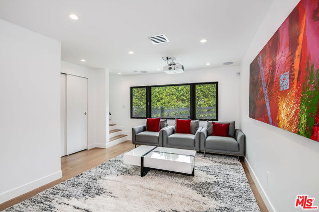 13378 Contour Drive, Sherman Oaks CA: https://media.crmls.org/mediaz/56bcd94f-87be-4790-86ee-18f6350adf82.jpg