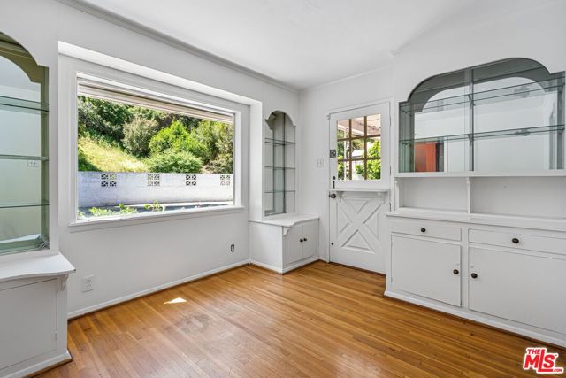 2427 Benedict Canyon Drive, Beverly Hills CA: https://media.crmls.org/mediaz/56bdaaa9-4bb2-4ec1-b251-a3c70bd5d9dc.jpg