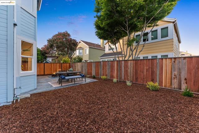 102 Waterview Dr, Richmond CA: https://media.crmls.org/mediaz/56be646e-cf89-4310-9530-4c4541f8b693.jpg