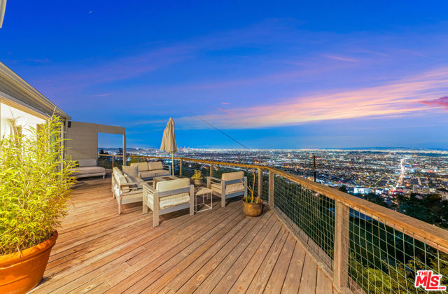 8494 Cole Crest Drive, Los Angeles CA: https://media.crmls.org/mediaz/56bec413-6d9b-4ce9-b2df-da553d339104.jpg