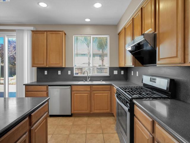 1413 Angus St, Patterson CA: https://media.crmls.org/mediaz/56bed026-ffaf-476f-8487-9b25eceb9771.jpg