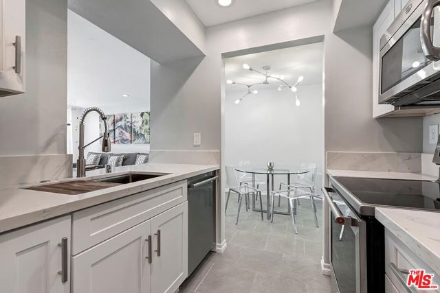 906 N Doheny Drive, West Hollywood CA: https://media.crmls.org/mediaz/56bf461d-b28e-463a-b982-b642a4c6f7d2.jpg