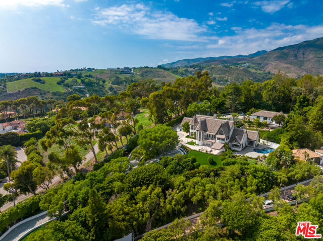 27931 Winding Way, Malibu CA: https://media.crmls.org/mediaz/56bf6239-3a9d-4bdc-92b6-96fb3fecef9d.jpg