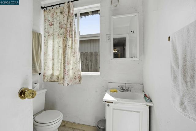 1990 Sunshine Dr, Concord CA: https://media.crmls.org/mediaz/56bfbedf-6f12-4688-8866-875d389f7e57.jpg