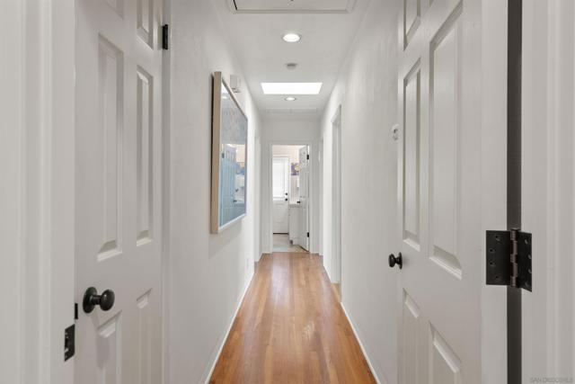 951 Skylark Dr, La Jolla CA: https://media.crmls.org/mediaz/56bff8e7-4f97-48b3-87cb-186c98da9581.jpg