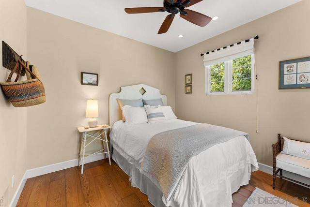 7725 Whitefield Pl, La Jolla CA: https://media.crmls.org/mediaz/56c009e4-3d90-46ff-89a4-9754e9e070f0.jpg