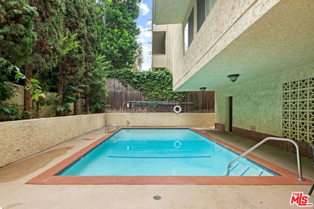 2318 Fox Hills Drive, Los Angeles CA: https://media.crmls.org/mediaz/56c02da6-e7e3-4505-a567-cc922f7b310a.jpg