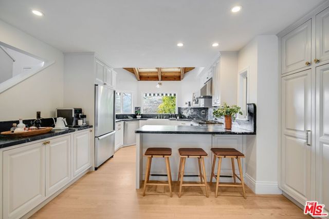 2880 Searidge Street, Malibu CA: https://media.crmls.org/mediaz/56c0a040-d154-483a-a1c6-b2699cdde699.jpg