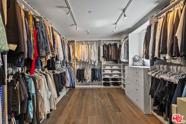 636 12th Street, Manhattan Beach CA: https://media.crmls.org/mediaz/56c0ad75-368e-4a2f-9a25-2fceaeff015f.jpg