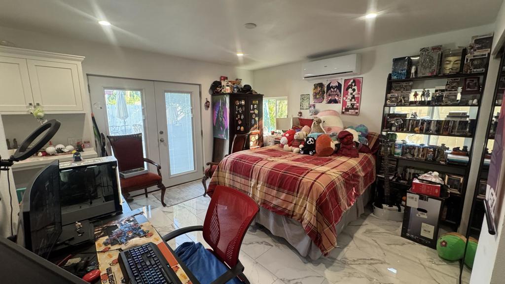https://media.crmls.org/mediaz/56c0d98c-cf0e-4c24-ad2f-c4509fe283cf.jpg?preset=X-Large