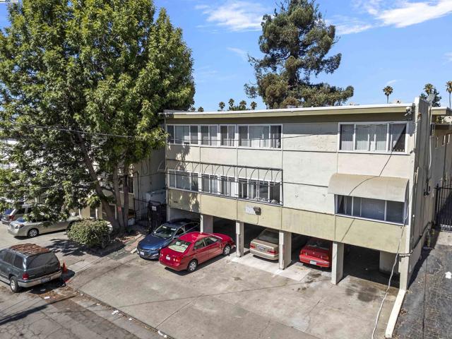 2515 10th Ave, Oakland CA: https://media.crmls.org/mediaz/56c23153-6830-4903-81f1-59c3b91f3fa8.jpg