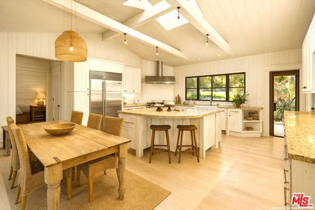 796 Hot Springs Road, Montecito CA: https://media.crmls.org/mediaz/56c25b48-f5ce-4a98-9efc-d70f6b2d8568.jpg