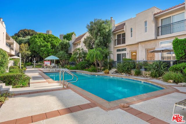 5333 Zelzah Avenue, Encino CA: https://media.crmls.org/mediaz/56c29b10-b6a0-4a98-a91f-5afcaca14ba4.jpg