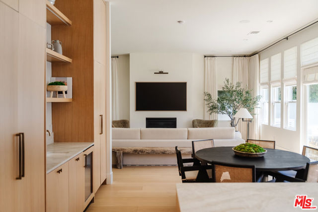 4508 Vesper Avenue, Sherman Oaks CA: https://media.crmls.org/mediaz/56c2e7a8-7a85-47e2-b97f-e1ec8356de4a.jpg