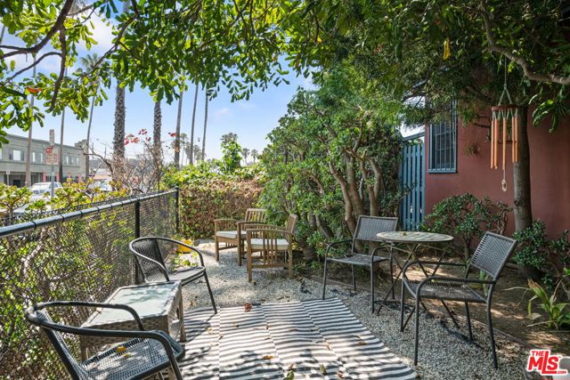 1338 19th Street, Santa Monica CA: https://media.crmls.org/mediaz/56c531a7-fe3e-420b-a46a-78a3d41629c7.jpg