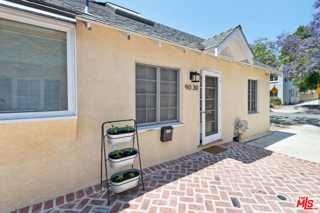 9028 Rangely Avenue, West Hollywood CA: https://media.crmls.org/mediaz/56c5adad-50e4-45e4-b3ab-c2ff048c5d06.jpg