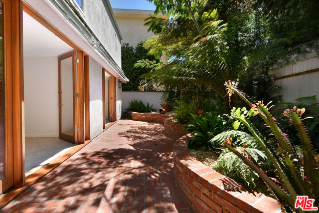 14128 Dickens Street, Sherman Oaks CA: https://media.crmls.org/mediaz/56c5b527-ec45-4bc1-8b25-fdefb3a7581c.jpg