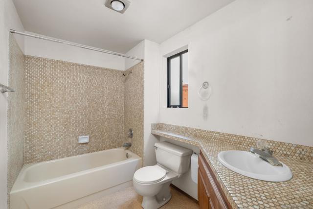 2818 Forest View Way, Carlsbad CA: https://media.crmls.org/mediaz/56c60d6a-c973-4983-b7d3-2a814303adbb.jpg