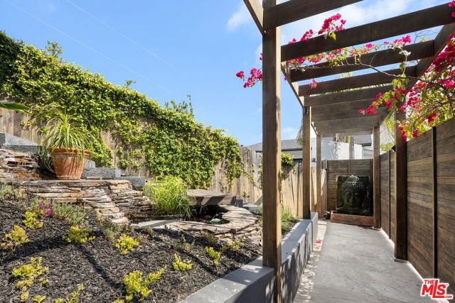 2860 Hollyridge Drive, Los Angeles CA: https://media.crmls.org/mediaz/56c63cc5-f6f8-4441-b13f-1bcd654d0339.jpg