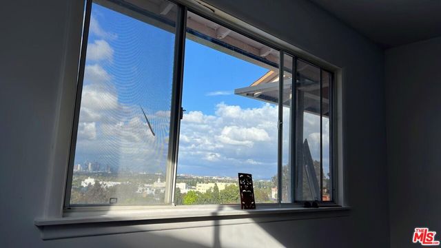 3921 Don Diablo Drive, Los Angeles CA: https://media.crmls.org/mediaz/56c6e186-1fd4-4830-91b9-dac36b13d249.jpg