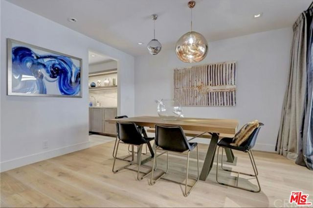 439 N Doheny Drive, Beverly Hills CA: https://media.crmls.org/mediaz/56c7a96b-79bc-48f3-98d7-62f45b03a38e.jpg