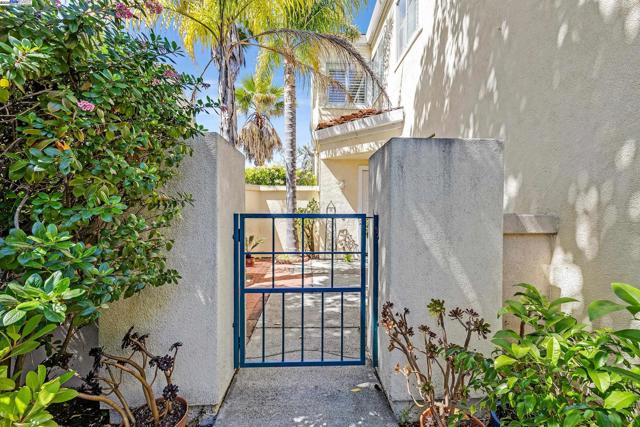 131 Diapian Bay, Alameda CA: https://media.crmls.org/mediaz/56c80720-a65d-4099-8003-46064d8e6511.jpg
