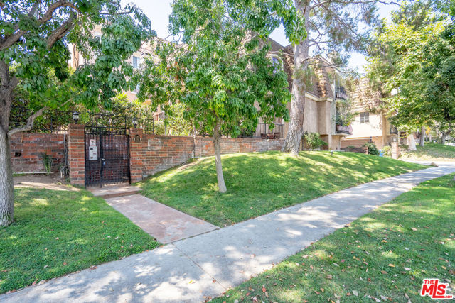 4368 8th Street, Los Angeles, California 90005, 3 Bedrooms Bedrooms, ,3 BathroomsBathrooms,Townhouse,For Sale,8th,24433471