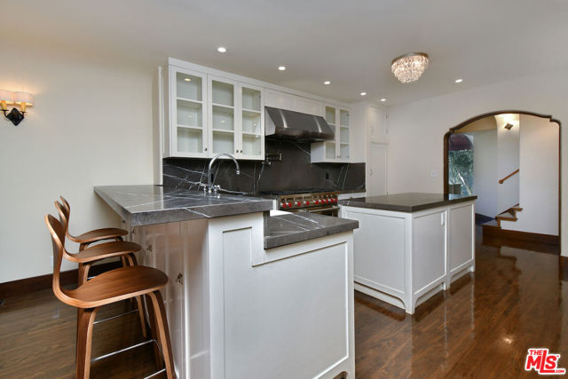 4352 Forman Avenue, Toluca Lake CA: https://media.crmls.org/mediaz/56ca010b-5d97-4084-8d07-bc8e50663d47.jpg