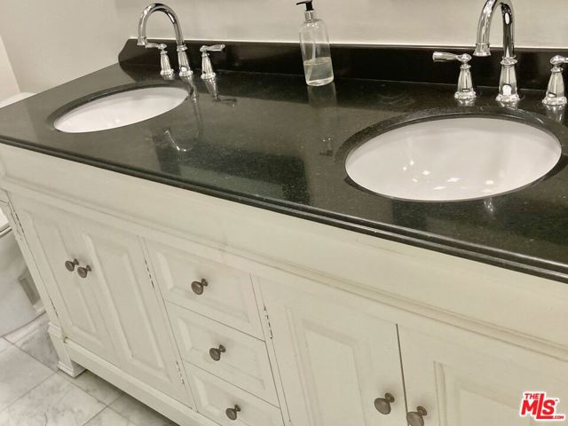 1097 S Bedford Drive, Los Angeles CA: https://media.crmls.org/mediaz/56ca1cf2-c666-4f73-a97f-9f22b49ccfe6.jpg
