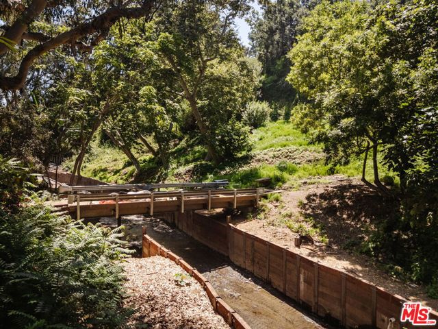 639 Hightree Road, Santa Monica CA: https://media.crmls.org/mediaz/56ca3f7a-27e3-46b7-ad47-1c4457c2bab6.jpg