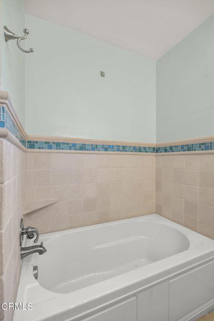 21-web-or-mls-Upmarketmedia_3161Str-134