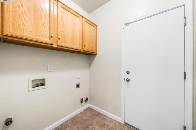 1983 Cork Oak Ln, Manteca CA: https://media.crmls.org/mediaz/56cb48e7-2bff-4109-9b56-d6c804a833d2.jpg