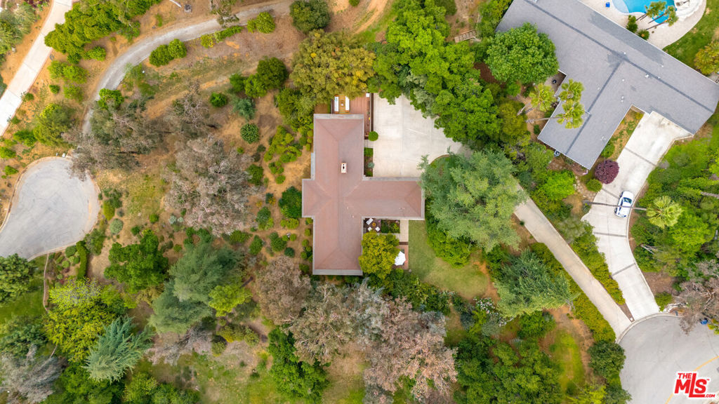 1915 Country Club Drive
