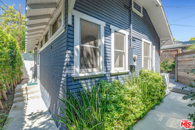 7024 De Longpre Avenue, Los Angeles CA: https://media.crmls.org/mediaz/56ccfc2a-7d25-4d77-a389-451abd274f16.jpg