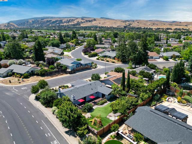 1492 Windsor Way, Livermore CA: https://media.crmls.org/mediaz/56ce983c-41d8-4eab-b8df-8ebeb81e961d.jpg