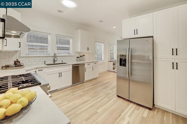 1039 Elsinore, Oakland CA: https://media.crmls.org/mediaz/56cea2a9-139e-43bd-85ff-0e1e34667c97.jpg