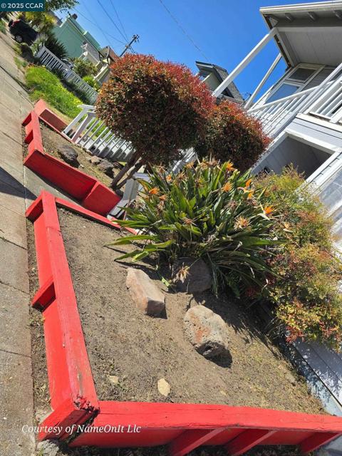 3770 Suter St, Oakland CA: https://media.crmls.org/mediaz/56cefd09-b251-46cf-9e2d-e593e09d3bac.jpg
