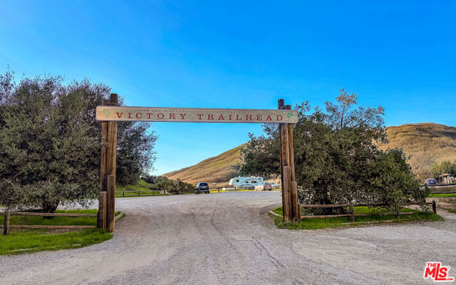 6024 Woodland View Drive, Woodland Hills CA: https://media.crmls.org/mediaz/56cf8d1b-826f-46e9-b897-c3d001d0a643.jpg