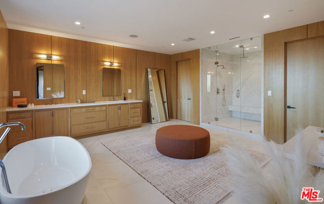 7052 Dume Drive, Malibu CA: https://media.crmls.org/mediaz/56d051e4-7e5c-45be-8bf3-2b32f26ee75e.jpg