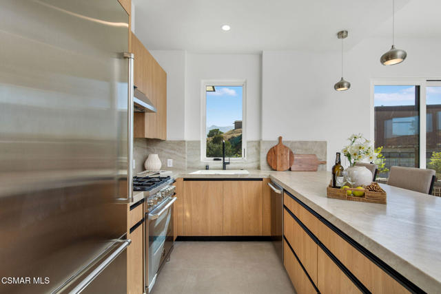 118 Giles Road, Lake Sherwood CA: https://media.crmls.org/mediaz/56d0877b-7029-45e8-bf86-5e291296ff3a.jpg