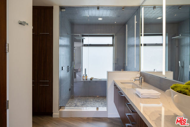 5751 Valley Oak Drive, Los Angeles CA: https://media.crmls.org/mediaz/56d0f1e7-9327-458b-9211-de6a308abb0e.jpg