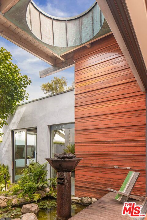 345 W Channel Road, Santa Monica CA: https://media.crmls.org/mediaz/56d13874-78e7-43c4-b7eb-96409ab28d9e.jpg