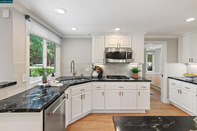 2140 Hidden Oak Dr, Danville CA: https://media.crmls.org/mediaz/56d1455b-c8ed-42a2-805e-79a36856946a.jpg