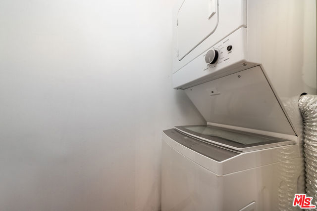 933 17th Street, Santa Monica CA: https://media.crmls.org/mediaz/56d190f2-f12f-45ca-9572-458a26865f00.jpg