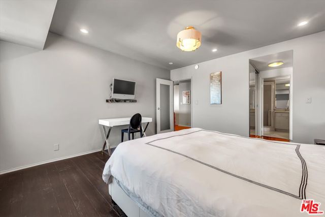 1155 N La Cienega Boulevard, West Hollywood CA: https://media.crmls.org/mediaz/56d1c863-f042-4e8e-89c2-13361b49cd11.jpg